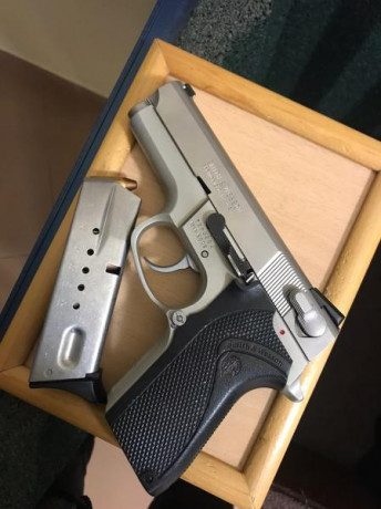 Hola.  Vendo este arma, armazón de aleación, cargador de 12 disparos. Está en Licencia "F" y 02