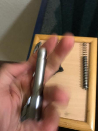 Hola.  Vendo este arma, armazón de aleación, cargador de 12 disparos. Está en Licencia "F" y 00