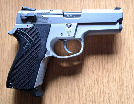 Hola.  Vendo este arma, armazón de aleación, cargador de 12 disparos. Está en Licencia "F" y 20