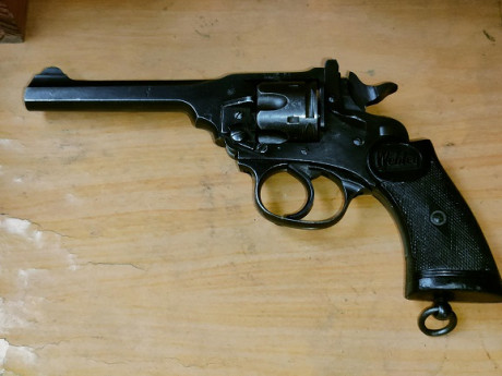 Hola 

Vendo revolver Webley modelo MK IV del calibre .38, inutilizado de los que se hicieron para el 02