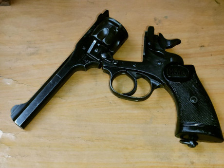 Hola 

Vendo revolver Webley modelo MK IV del calibre .38, inutilizado de los que se hicieron para el 00
