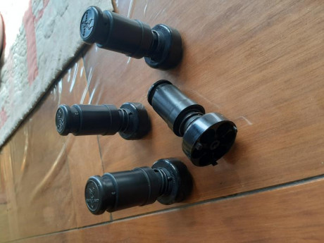 Buenas a todos,

*SE VENDE:* 

4 Cargadores rápidos (speed loaders) marca SAFARILAND para revolver Smith 01