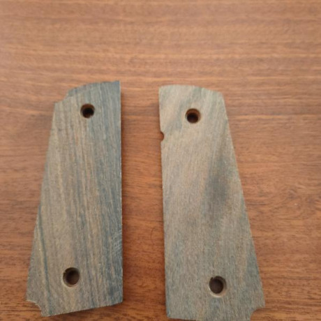 Son de madera y genéricas para modelos 1911, las compré en USA y nunca se han usado.

José Luis 615 90 01