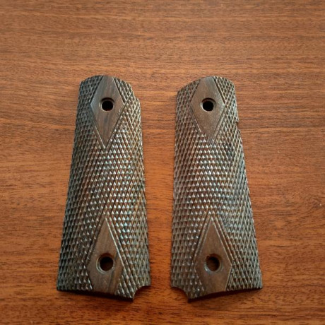 Son de madera y genéricas para modelos 1911, las compré en USA y nunca se han usado.

José Luis 615 90 00