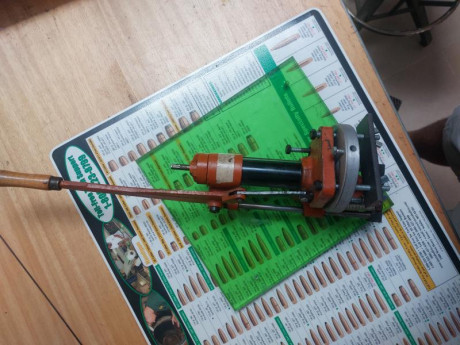Recalibradora engrasadora Lyman con base de aluminio para alojar una resistencia para calentar la grasa. 02