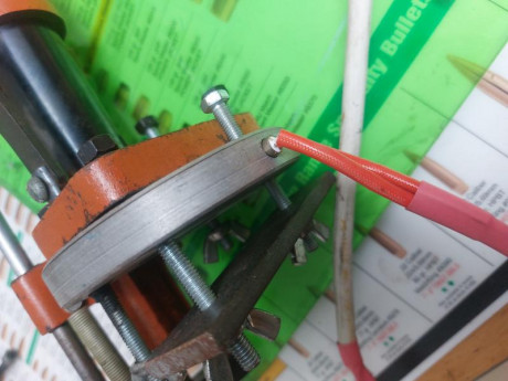 Recalibradora engrasadora Lyman con base de aluminio para alojar una resistencia para calentar la grasa. 00