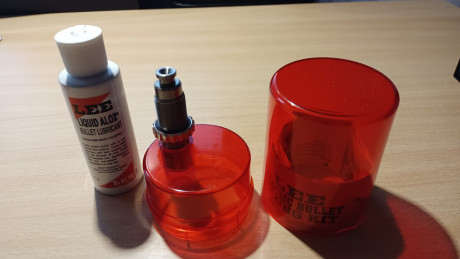 Vendo recalibrador Lee para 9 mm (diámetro .356), comprado por error. Totalmente nuevo, con bote de lubricante 00