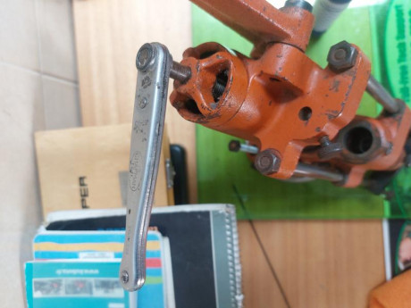 Recalibradora engrasadora Lyman con base de aluminio para alojar una resistencia para calentar la grasa. 30