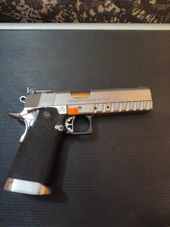 Vendo pistola SVI Infinity del 40 S&W con dos cargadores. 
EL cañón es Schuemann. La vendo por 1.600€ 02
