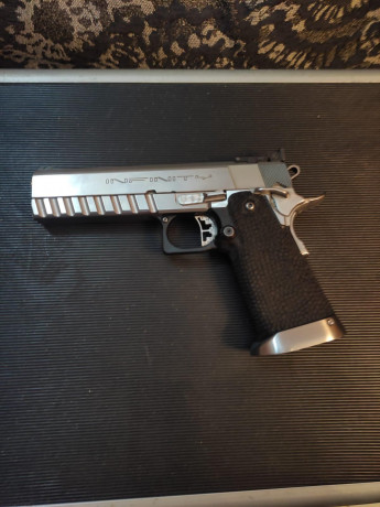 Vendo pistola SVI Infinity del 40 S&W con dos cargadores. 
EL cañón es Schuemann. La vendo por 1.600€ 01