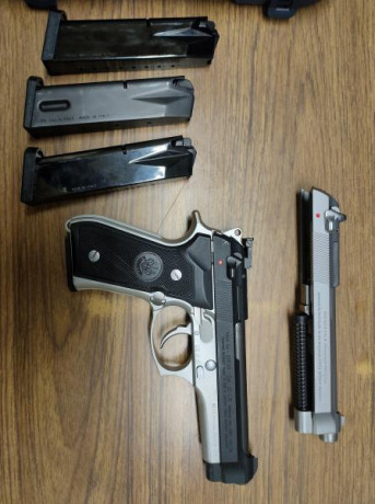 Buenos días, pongo en venta con cierto pesar mi Beretta 92 FS  cromada.

El arma se entrega con los siguientes 02