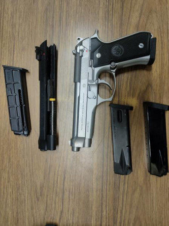 Buenos días, pongo en venta con cierto pesar mi Beretta 92 FS  cromada.

El arma se entrega con los siguientes 01
