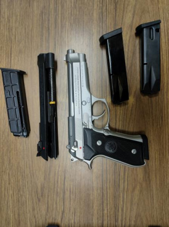 Buenos días, pongo en venta con cierto pesar mi Beretta 92 FS  cromada.

El arma se entrega con los siguientes 00