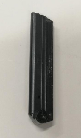 Cargador para la pistola Parabellum P08. se encuentra usado pero en excelente estado. Va marcado MADE 00