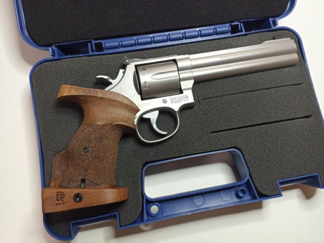 Hola, pongo a la venta mi revolver Smith & Wesson 686-4 Target Champion con dos cachas, una anatómica 02