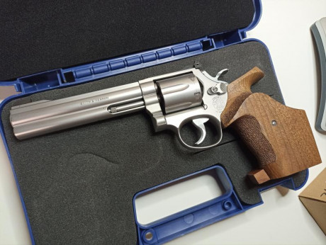 Hola, pongo a la venta mi revolver Smith & Wesson 686-4 Target Champion con dos cachas, una anatómica 01