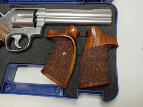 Hola, pongo a la venta mi revolver Smith & Wesson 686-4 Target Champion con dos cachas, una anatómica 00