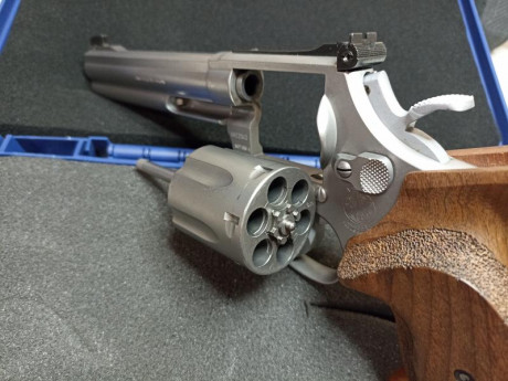 Hola, pongo a la venta mi revolver Smith & Wesson 686-4 Target Champion con dos cachas, una anatómica 12