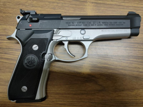 Buenos días, pongo en venta con cierto pesar mi Beretta 92 FS  cromada.

El arma se entrega con los siguientes 11