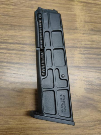 Buenos días, pongo en venta con cierto pesar mi Beretta 92 FS  cromada.

El arma se entrega con los siguientes 10