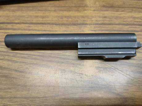 Buenos días, pongo en venta con cierto pesar mi Beretta 92 FS  cromada.

El arma se entrega con los siguientes 21