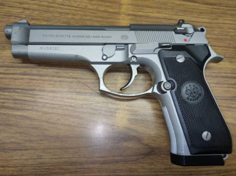 Buenos días, pongo en venta con cierto pesar mi Beretta 92 FS  cromada.

El arma se entrega con los siguientes 32