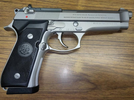 Buenos días, pongo en venta con cierto pesar mi Beretta 92 FS  cromada.

El arma se entrega con los siguientes 31