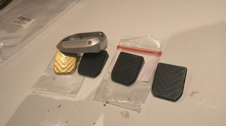 Vendo lo siguiente:

- Magwell/fannel de aluminio de la marca Bul Armory válido para pistolas 2011 y 1911 11