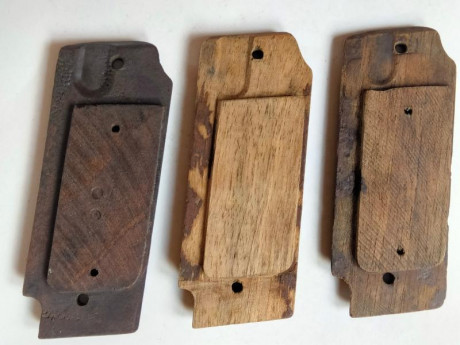 Hola, pongo varias cachas originales de la Astra 400 , izquierdas en madera de nogal cuadrillado 
las 01