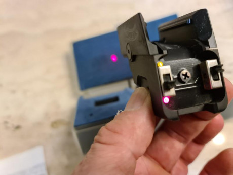 Tengo una unidad sin usar de este laser, diseñado para el rail de la Walther P99. Es el original, nada 00