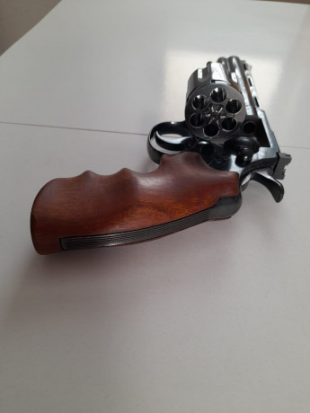 Hola vendo colt phyton 357 Magnum en perfecto estado lo compré a un forero hace poco pero me pesa mucho 42
