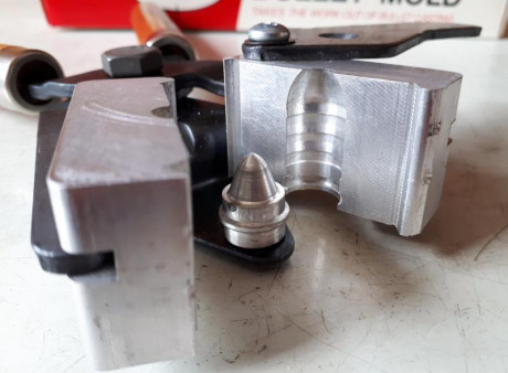 Vendo las siguientes turquesas LEE:

Molde Lee 533-410-M de 1 cavidad, ref.90473
Bala .533" minié 12