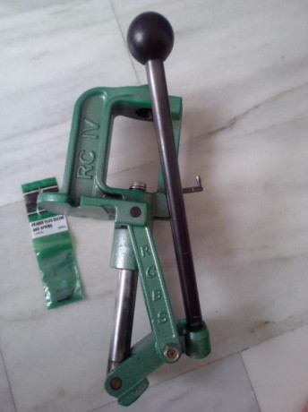 Vendo una prensa monoestación RCBS Rock Chuker Supreme lV , una de las mejores prensas para recargar para 10