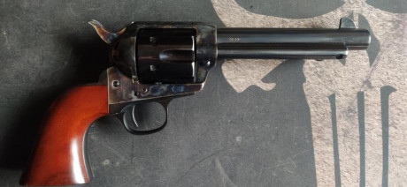 Se vende este Uberti Cattleman de 5 1/2" en calibre .45 Long Colt. El arma está casi sin uso como 01