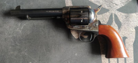 Se vende este Uberti Cattleman de 5 1/2" en calibre .45 Long Colt. El arma está casi sin uso como 00
