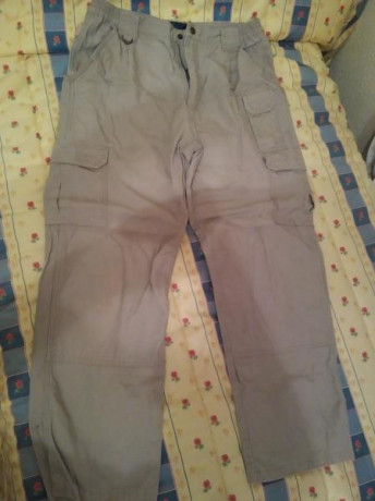 Pantalón táctico 5.11, talla 34 (equivalente a una L o 48-50). Buen estado sin roturas ni desgastes. Tejido 10