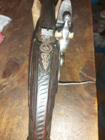 Pistola de chispa de origen británico y retocada en el imperio Otomano. Cañón forrado de plata. Calibre 10