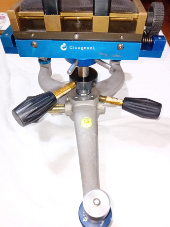 Hola compañeros vendo torreta cicognani ADJ-5  para bench rest en perfecto estado. Tornillo micrométrico,bases 02
