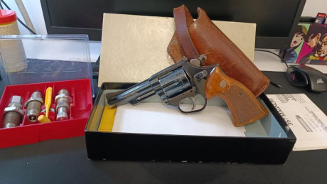 Revolver Astra 357 magnum.
Proviene de servicio militar por lo tanto su uso ha sido muy poco,lo cambiaría 01