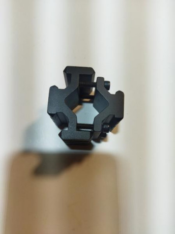 Soporte de cuatro carriles Weber para linterna y laser y magnificador cuatro tornillos de fijación 
Precio 02