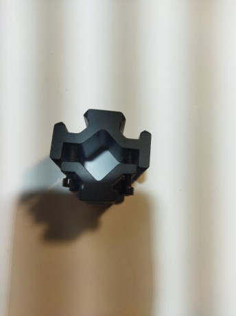 Soporte de cuatro carriles Weber para linterna y laser y magnificador cuatro tornillos de fijación 
Precio 01