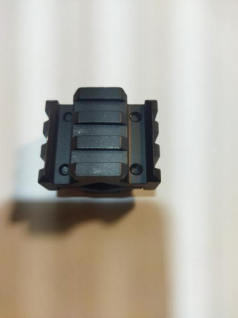 Soporte de cuatro carriles Weber para linterna y laser y magnificador cuatro tornillos de fijación 
Precio 00