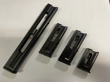 Pongo a la venta estos cuatro cargadores para calibre 22 LR, son de 5, 10 y 20 cartuchos, están muy bien 00