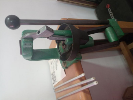 Vendida por 200€ portes incluidos a la península. No se admiten ofertas.
Un saludo al foro 01