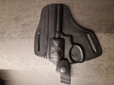 Funda revólver cuero negro equivalente a Smith and Wesson 686 nuevo a estrenar, totalmente nueva. 
Interior 10