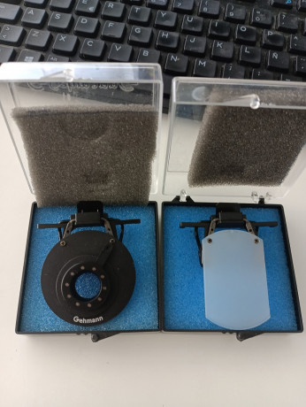 Buenos días.

Vendo Iris Gehmann  y Tapa ojos Clip On.
Nuevos nunca usados.

70 Euros.

Portes por cuenta 01