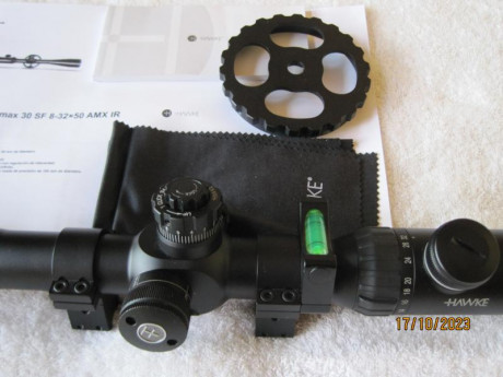 Con tapas cubre-lentes, monturas para carril de 11 mm., tubo de 30 mm., nivel de burbuja, rueda de paralelage 10