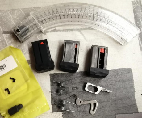 Vendo todo esto:
-Cargador banana original remington de 33 balas (solo estrenado)
-Cargador de 10 modelo 00