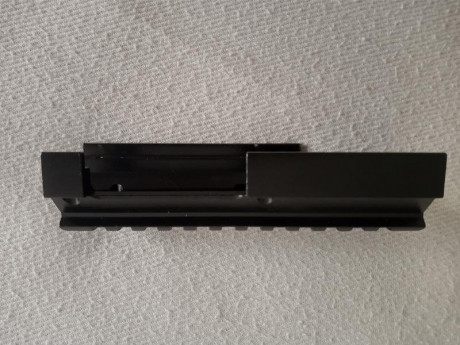Se vende raíl para instalación de ópticas en un CETME, HK MP5 o clones. Según en qué sentido se coloca, 02
