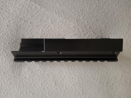 Se vende raíl para instalación de ópticas en un CETME, HK MP5 o clones. Según en qué sentido se coloca, 01